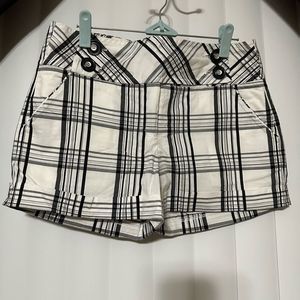 Rampage black/white checkered shorts. Buttons with clasp and zipper opening , cu